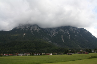 "Hot da Karwendel an Huat, dann wirds Wetter wieder guat!" (lokales Sprichwort)