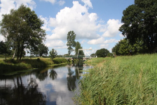 eine Zugbrücke über den Nordgeorgsfehnkanal