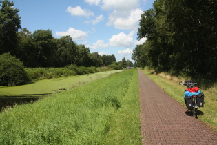 der Nordgeorgsfehnkanal zwischen Neudorf und Wiesmoor, Blick nach Norden