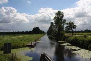 der Nordgeorgsfehnkanal an der Grenze zwischen den Landkreisen Aurich und Leer, Blick nach Süden