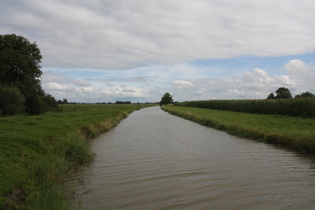 der Butjadinger Zu- und Entwässerungskanal zwischen Stollhamm und Sillens, Blick nach Osten