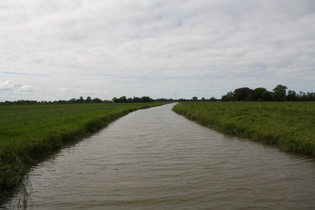 der Butjadinger Zu- und Entwässerungskanal zwischen Stollhamm und Sillens, Blick nach Westen