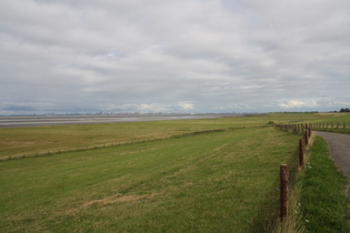 Deich bei Burhaversiel, Blick auf Wesermündung und Bremerhaven