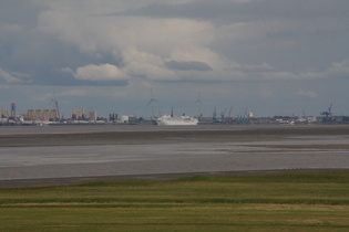 Zoom auf einen Mumienfrachter vor Bremerhaven