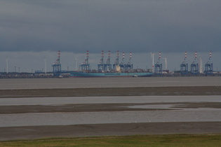 Zoom auf einen Containerfrachter vor Bremerhaven
