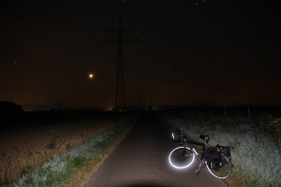 zwischen Pinkler und Salzderhelden; lang belichtet werden die Lichtemissionen von Einbeck (links) und Salzderhelden (Bildmitte) sichtbar, der helle Fleck am Himmel ist die Venus hinter einem Wolkenschleier