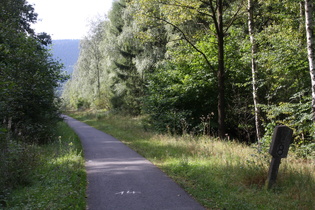 rechts am Wegesrand ein Relikt aus der Zeit der Eisenbahn