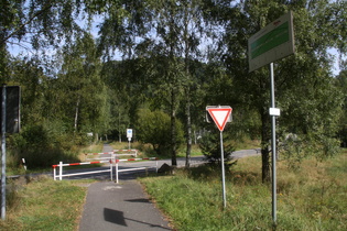 Radweg auf der ehemaligen Bahntrasse mit Beschilderung