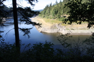 Okerstausee mit sehr niedrigem Wasserstand