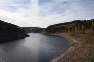 Blick von der Hauptstaumauer auf den sehr leeren Okerstausee