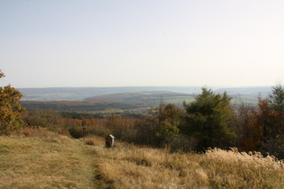 Blick vom Gipfel nach Südosten Richtung Solling und Harz