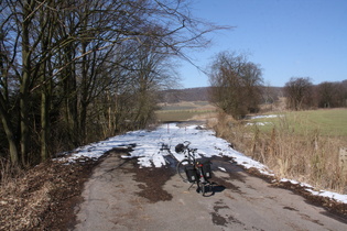 auf dem Europaradweg R1 liegt — Igitt! — Schnee im Weg