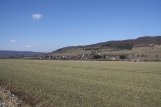 Blick über Lobach auf den westlichen Teil des Burgbergs