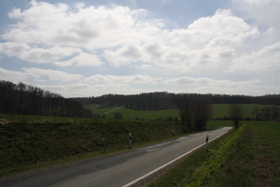 zwischen Voremberg und Völkershausen, Blick über Völkershausen auf die bis zu 15 % steile Straße nach Börry und den Oberen Hellberg