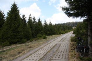 Kolonnenweg an der Zonengrenze, mit Betonwabenplatten ☹