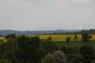 Zoom nach Süden, im Dunst der Hohe Meißner in Hessen