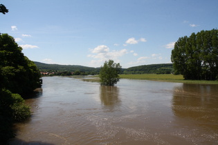 die Hochwasser führende Werra bei Hedemünden, Blick flussabwärts