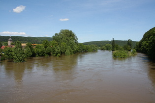 die Hochwasser führende Werra bei Hedemünden, Blick flussaufwärts