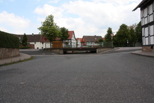 eine kaum zu unterquerende Brücke in Niederdünzebach— was soll das denn?