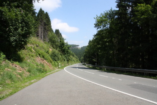 zwischen Wernigerode und Drei Annen erreicht die Straße erstmals eine Steigung von 10 %, Blick abwärts