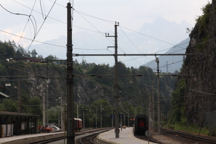 Zoom in die Imster Schlucht, im Hintergrund die Stubaier Alpen, höchster Berg im Bild ist der Acherkogel