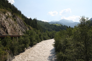 Blick von der Brücke flussaufwärts