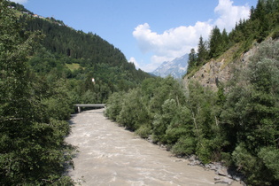 Blick von der Brücke flussabwärts