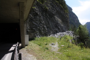 neue Reschenstraße mit Tunnel, die verschüttete alte Reschenstraße zeigt den Grund für den Neubau mit Tunnel