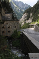 Festung Nauders an einer Engstelle erbaut über dem Stille Bach