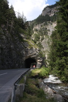 Reschenstraße und Stille Bach, Blick flussabwärts auf die letzte Engstelle zwischen Festung Nauders und Nauders