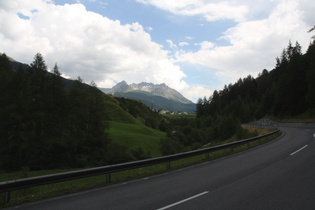 Blick nach Süden über Nauders auf v. l. n. r.: Bergkastelspitze, Plamoder Spitze und Klopaierspitze