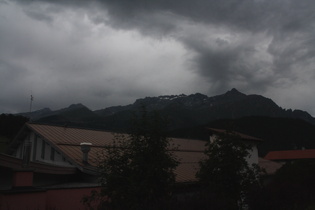 Blick über Nauders auf den Piz Mundin bei näher kommendem Regen