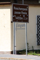 Dieses Schild steht nicht auf der Passhöhe!