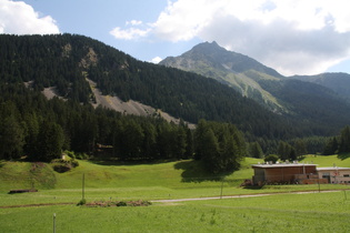 Reschenpass, Radweg neben der Passhöhe, Blick nach Osten über die Reschenstraße auf die Klopaierspitze