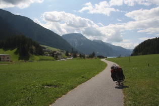 Reschenpass, Radweg neben der Passhöhe, Blick nach Süden über Reschen auf den Endkopf