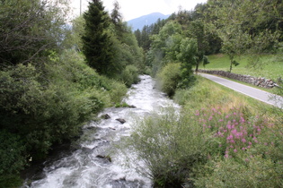 Etsch und Etschtalradweg zwischen dem Haidersee und Burgeis, Blick flussabwärts …