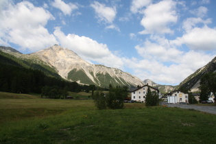 Tschierv, nördlicher Ortsausgang, und der Piz Daint