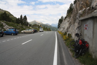 "Dach der Etappe": Ofenpass — mit Beschilderung für Fahrradfahrer (Schweiz: Velofahrer)