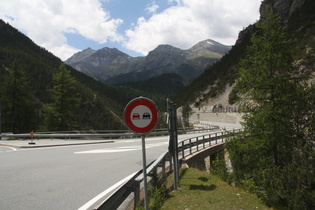 Punt la Drossa, Blick über die Brücke über die Ova dal Fuorn auf v. l. n. r.: Piz dal Diavel und Piz Murter