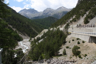 Blick von der Brücke flussabwärts