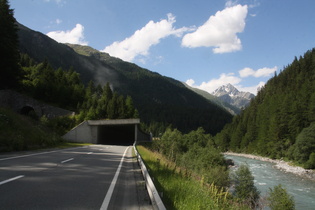 der Inn zwischen Zernez und Susch, Blick flussabwärts, im Hintergrund der Piz Linard