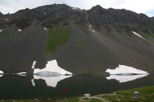 Flüelapass, Schottensee mit Schneeresten