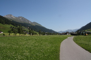 Blick nach Norden auf Davos und im Nordwesten v. l. n. r.: Gross Schiahorn, Chlein Schiahorn und Salezer Horn