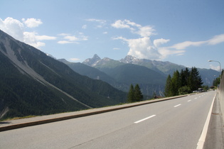 Blick von Davos-Wiesen aus über das Albulatal auf v. l. n. r.: Tinzenhorn, Piz Cuolmet und Piz Mitgel