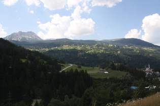 Blick auf Tiefencastel und den Piz Toissa im Hintergrund