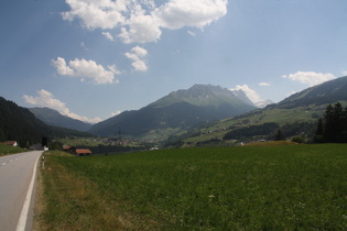 Blick über Cunter auf Savognin und den Piz Martegnas