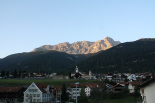 Blick über Savognin auf den Piz Mitgel im Abendlicht