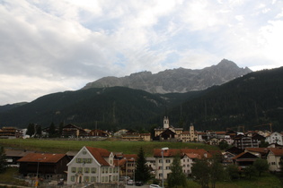 Blick über Savognin auf den Piz Mitgel im Morgenlicht