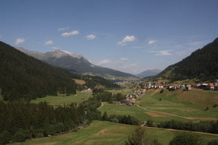 Blick von oberhalb der Talstufe auf Tinizong und Savognin