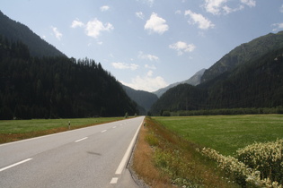 Blick von Norden aus auf die Engstelle zwischen Rona und Mulegns